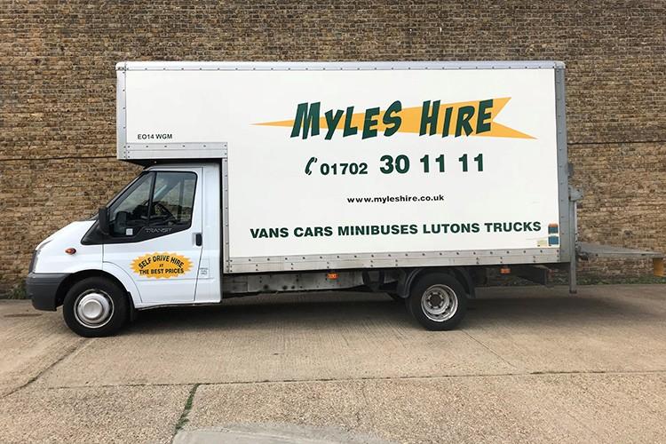 5-luton-with-tail-lift